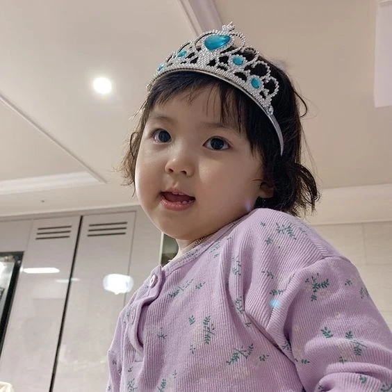 Hình nền em bé gái dễ thương thu hút ánh nhìn với sự dễ thương