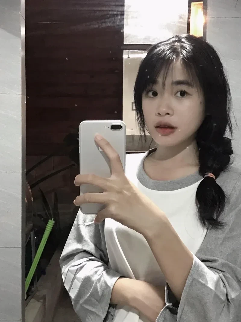 Gái xinh che mặt ảnh avatar đẹp cho con gái với tóc ngang vai