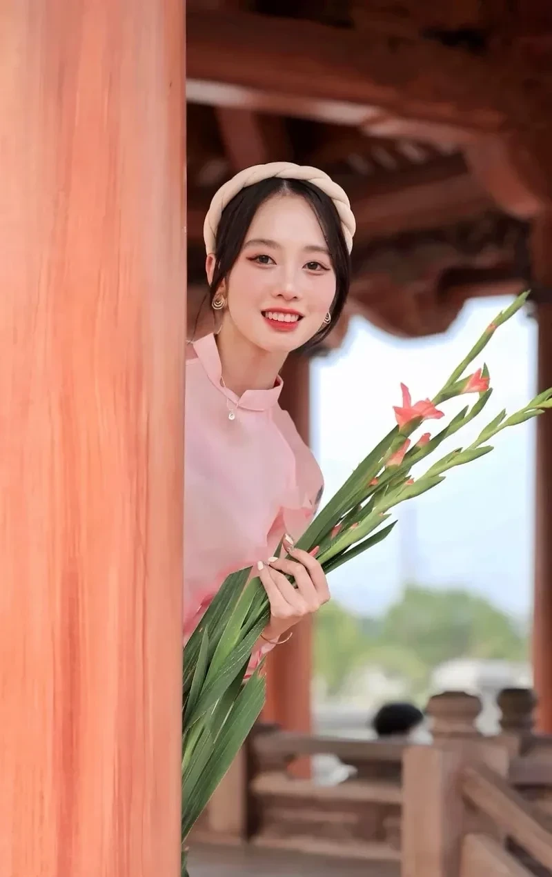 Gái xinh tóc ngắn ngang vai che mặt tạo nét đáng yêu riêng