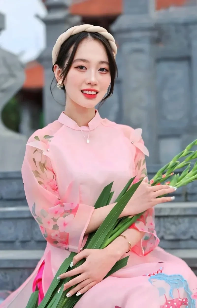Gái đẹp tóc ngắn che mặt thu hút ánh nhìn qua nét tự nhiên