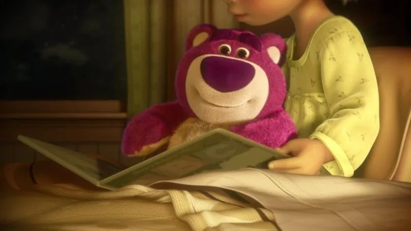 Gấu Lotso dâu dễ thương với biểu cảm vui tươi