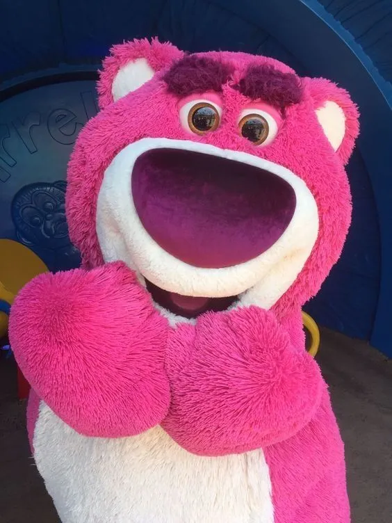 Gấu bông dâu Lotso là lựa chọn hoàn hảo cho không gian ấm áp