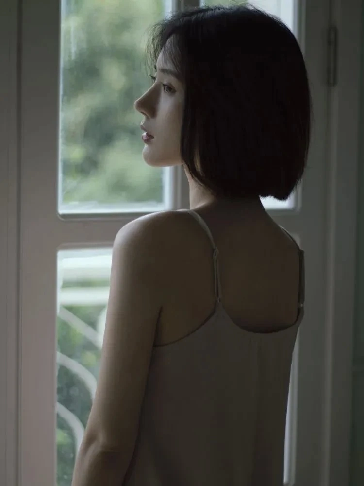 Ảnh đại diện tâm trạng thể hiện cảm xúc sâu lắng và suy tư