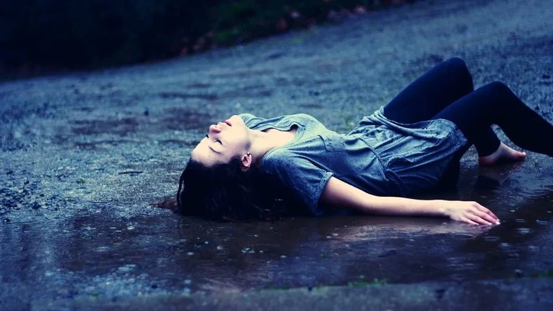 Ảnh nền điện thoại thất tình làm nổi bật cảm xúc cô đơn và mất mát