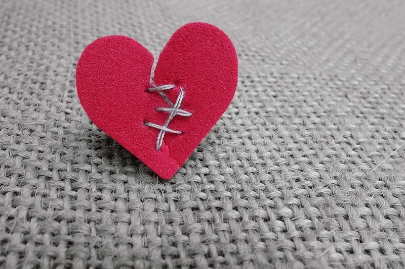 Hình ảnh cô đơn một mình diễn tả cảm xúc trống trải và suy tư