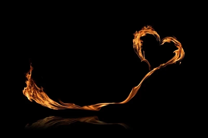 Ảnh trái tim nền đen thu hút với nét đẹp tối giản và tinh tế