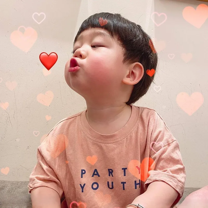 Tặng trái tim meme là cách hoàn hảo để thể hiện tình cảm chân thành và yêu thương qua hình ảnh thú vị.