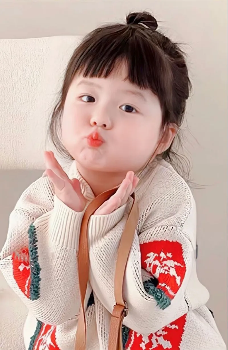Ảnh bắn tim meme cực kỳ thu hút, truyền tải sự yêu thương một cách dễ thương và hài hước.