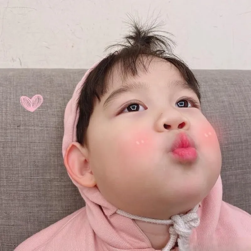 Meme gấu trúc bắn tim mang đến hình ảnh dễ thương của loài động vật này, thể hiện tình yêu theo cách độc đáo.
