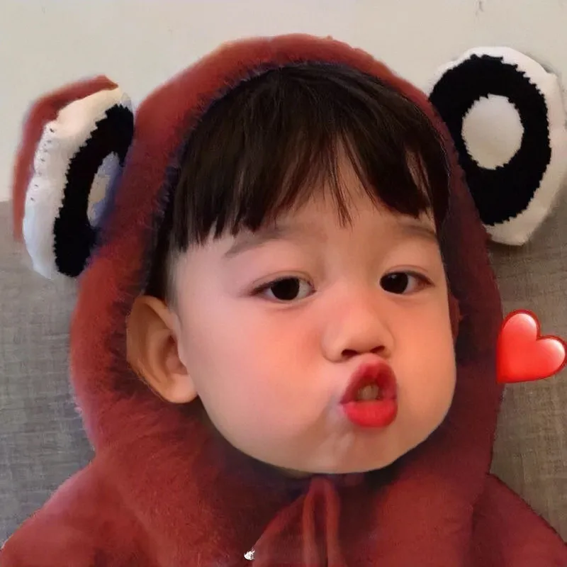 Ảnh meme bắn tim cực kỳ dễ thương, giúp bạn gửi gắm tình cảm đến bạn bè một cách thú vị.