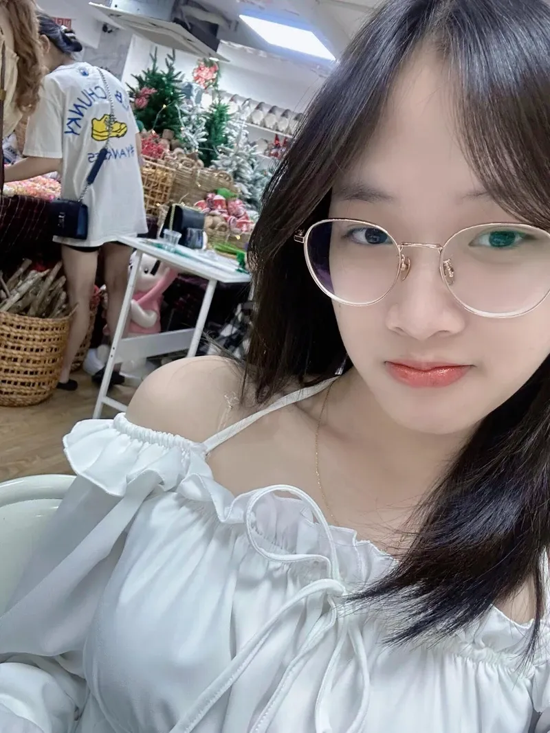 gái xinh mặc bikini trong suốt