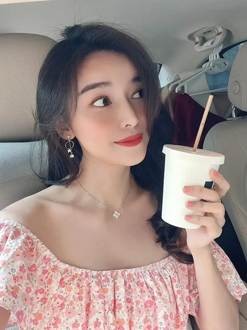Cao Thái Hà áo tắm thu hút ánh nhìn với thần thái tự nhiên và cuốn hút
