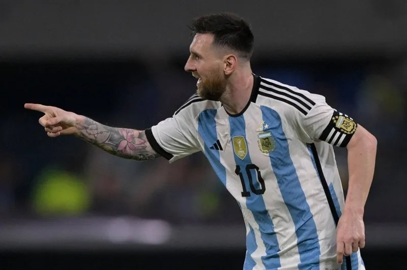 Meme Messi yêu cầu phạt đền luôn gây ra những tình huống hài hước.