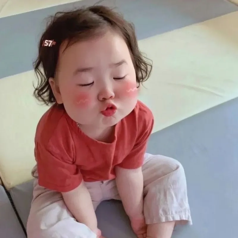 Những khoảnh khắc meme chu mỏ hôn vừa lãng mạn vừa hài hước