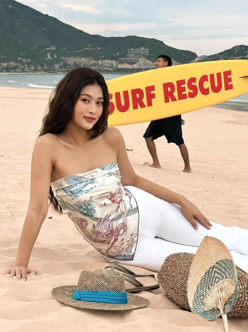 Bikini Đoàn Thiên Ân tôn lên vóc dáng hoàn hảo của cô