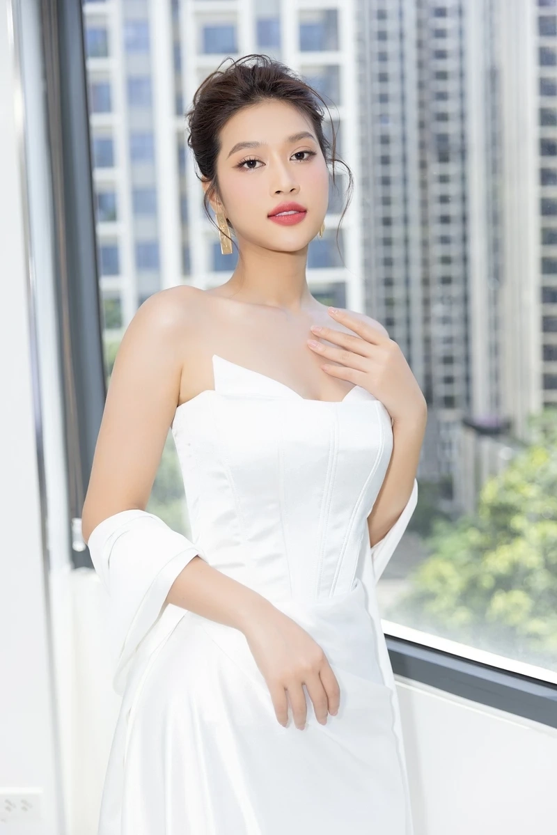 Hoa hậu Thiên Ân mặc bikini trong những khoảnh khắc ấn tượng