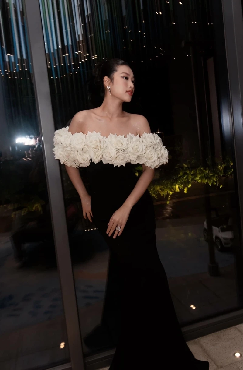 Vương miện của Thiên Ân tỏa sáng trong các sự kiện quan trọng