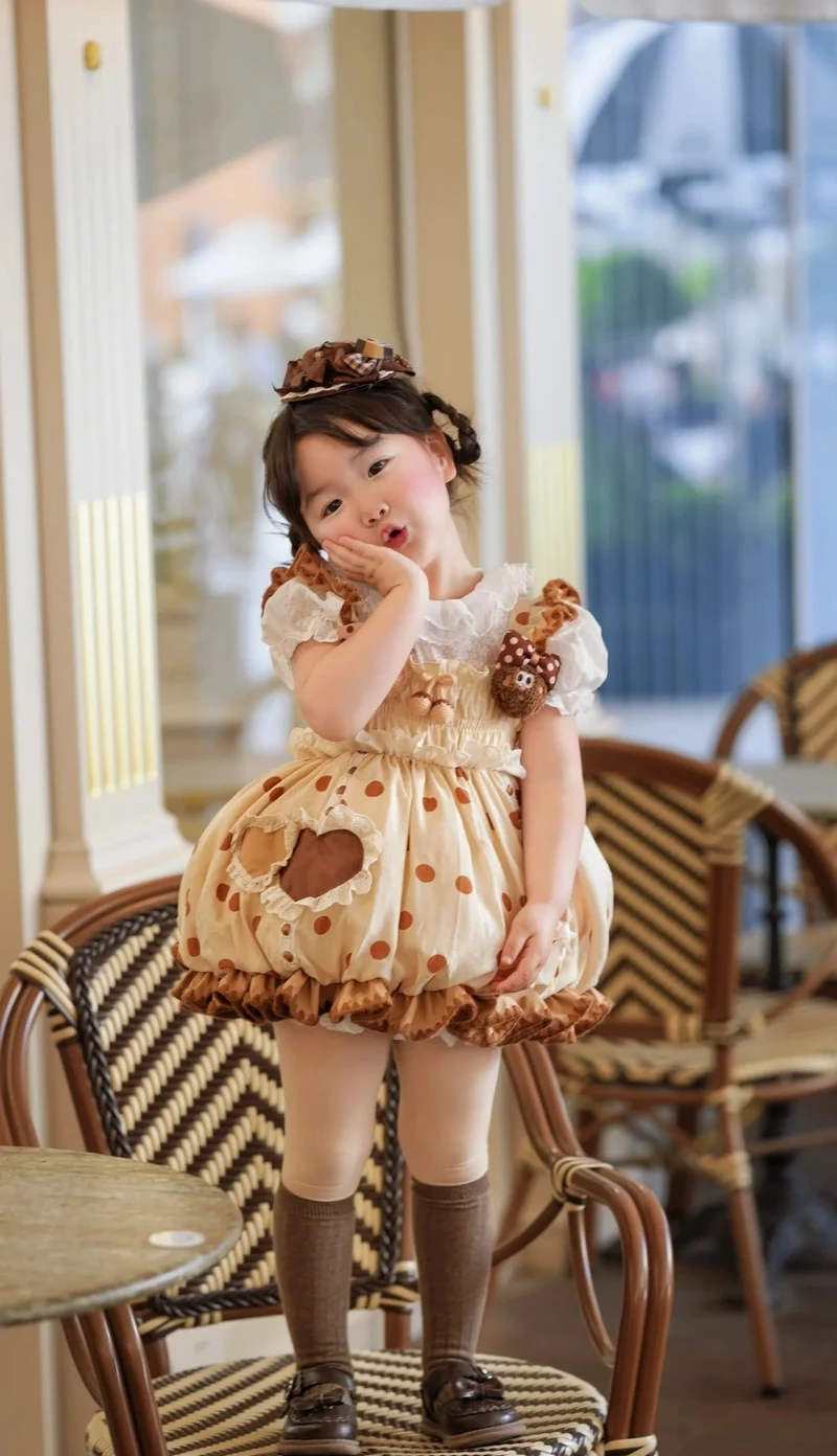Ảnh em bé gái đáng yêu ghi lại khoảnh khắc hồn nhiên và tươi sáng