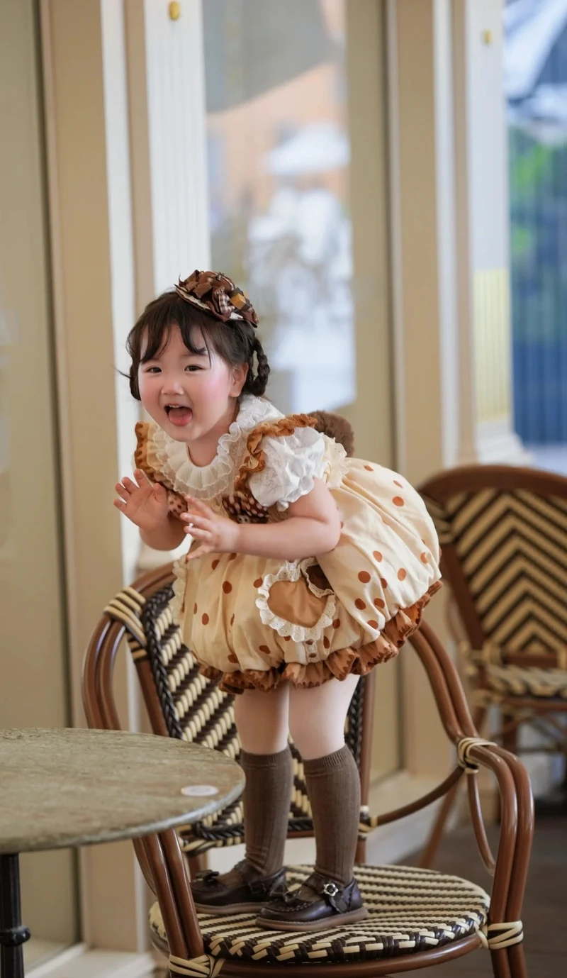 Ảnh mẹ và bé gái hoạt hình với nét vẽ dễ thương và ngộ nghĩnh