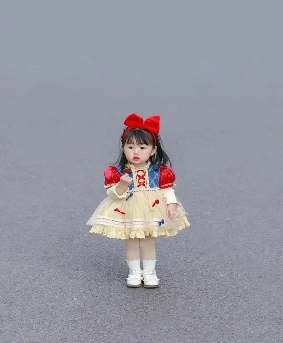 Ảnh bé gái cute thể hiện vẻ đáng yêu và rạng rỡ tự nhiên