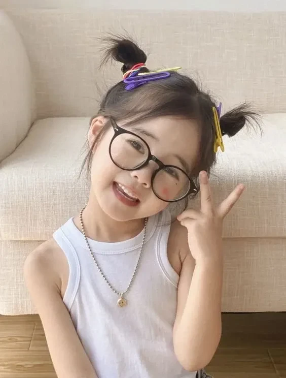 Hình ảnh bé gái dễ thương với nét đẹp ngộ nghĩnh và gần gũi