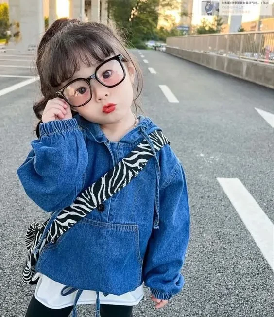 Hình ảnh bé gái tạo cảm giác hồn nhiên và tươi sáng đầy thu hút