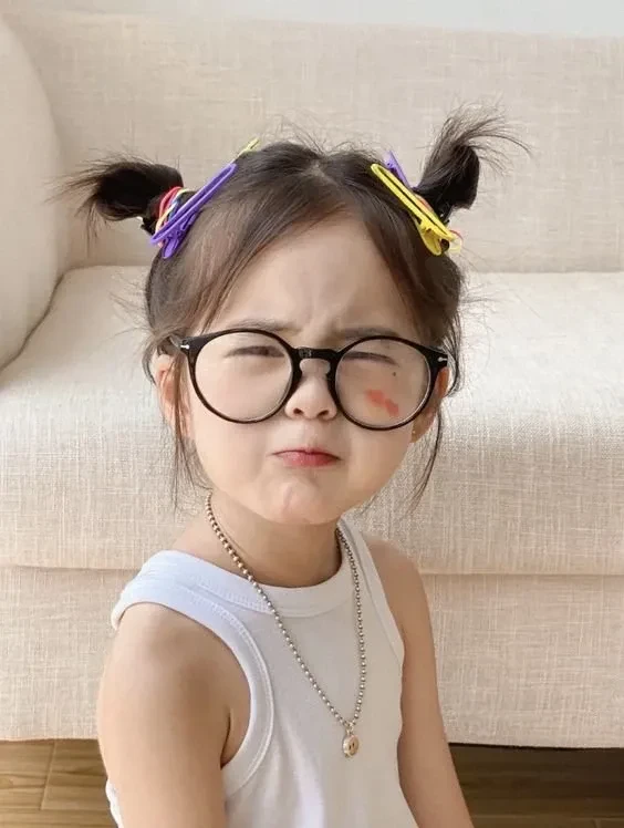 Hình ảnh bé gái đáng yêu mang đến sự vui vẻ và tươi mới tự nhiên