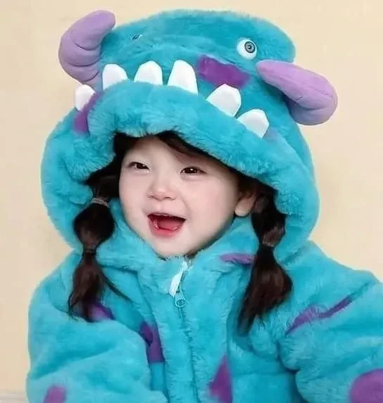 Ảnh meme bé gái tạo cảm giác hài hước và ngộ nghĩnh đầy thú vị