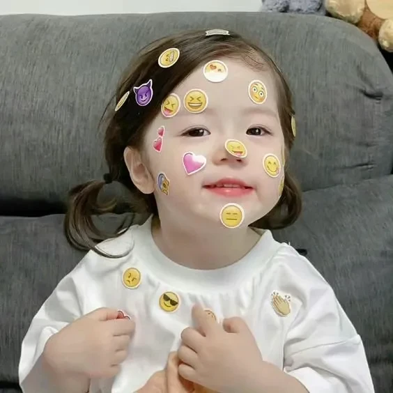 Hình ảnh bé gái xinh ghi lại nét rạng rỡ và đáng yêu tự nhiên