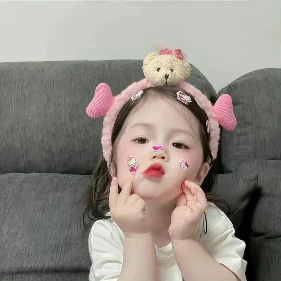 Hình ảnh bé gái đẹp ghi lại vẻ dịu dàng và sự ngọt ngào tự nhiên