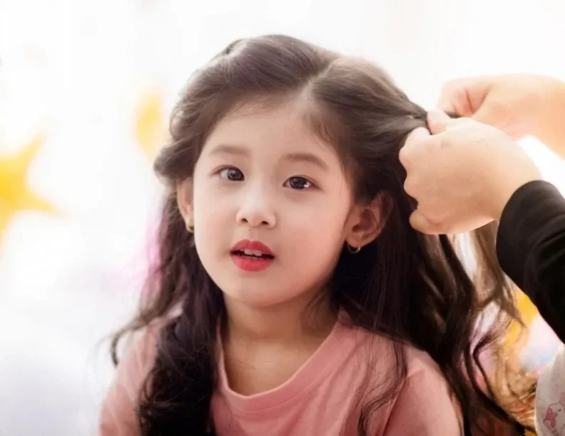 Ảnh bé gái đáng yêu Trung Quốc mang đến vẻ đẹp dịu dàng và tươi sáng