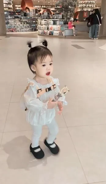 Tạo dáng chụp ảnh cho bé gái 5 tuổi với góc chụp tự nhiên và sinh động
