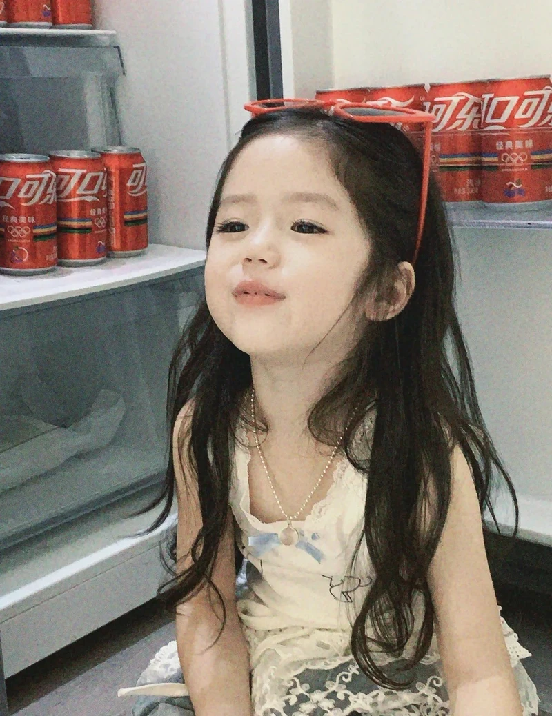 Hình ảnh bé gái béo phì ghi lại nét đáng yêu và ngộ nghĩnh tự nhiên
