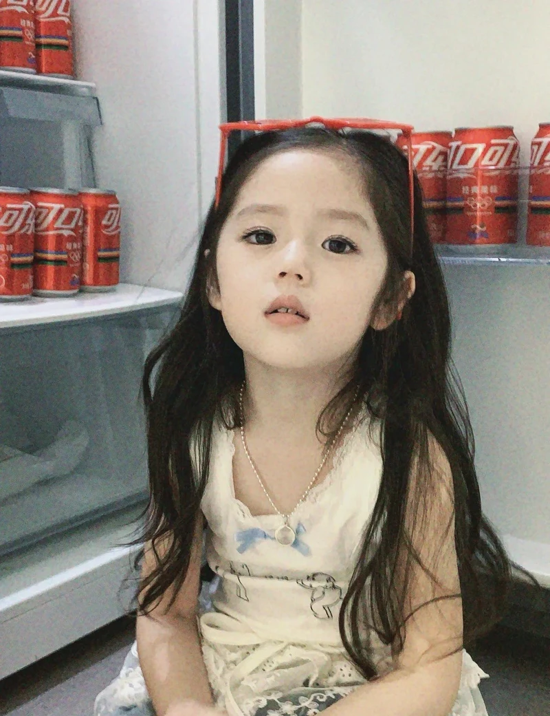 Hình ảnh bé gái cười dễ thương với nụ cười rạng rỡ và ánh mắt tươi sáng