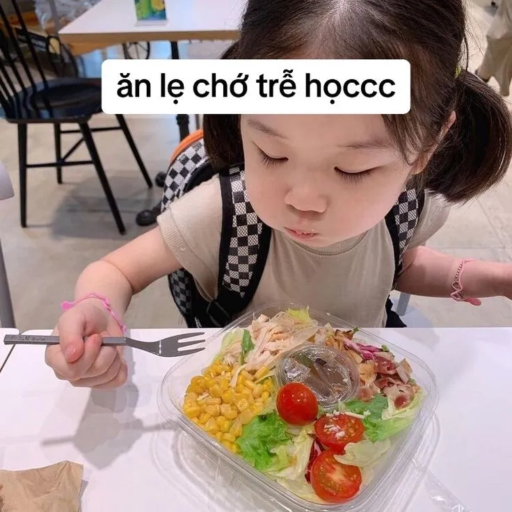 Meme em bé cười lan tỏa niềm vui và làm sáng bừng ngày mới.