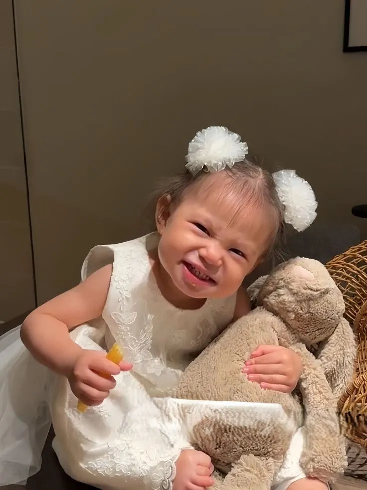 Hình em bé meme mang lại cảm giác vui tươi và niềm vui bất tận.