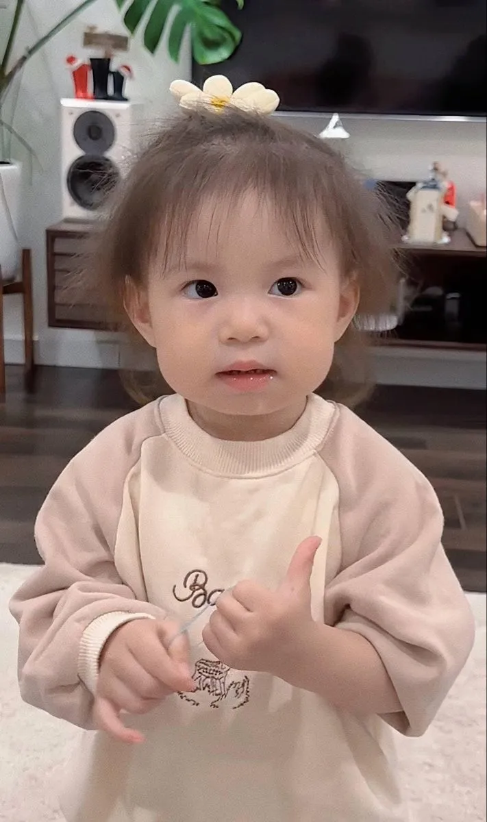 Meme em bé mếu khiến bạn không thể nhịn cười với nét đáng yêu khó cưỡng.