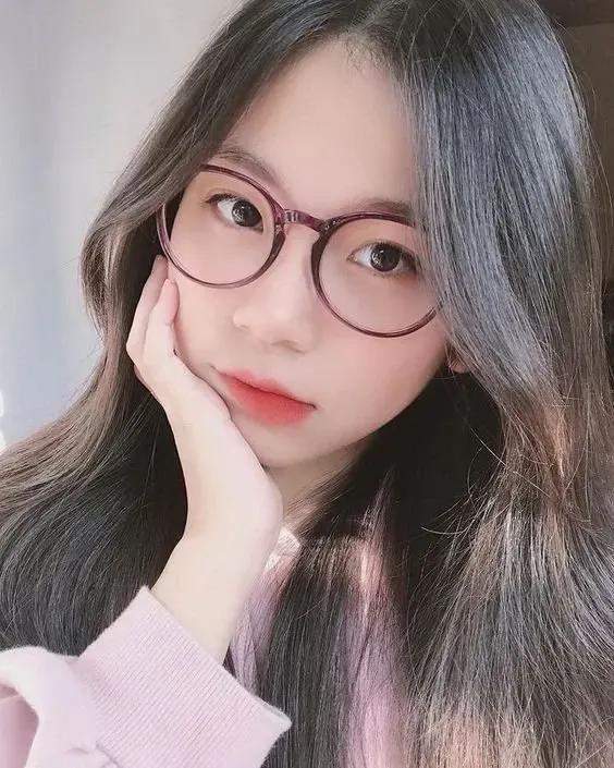 gái xinh đeo mắt kính tóc dài