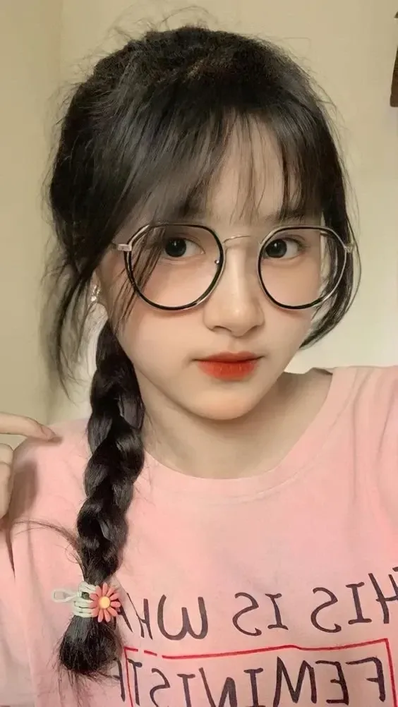 gái xinh tóc dài đeo kính dễ thương