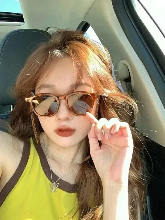 ảnh gái cute đeo mắt kính
