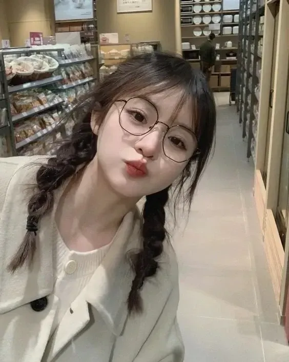 ảnh gái cute đeo mắt kính