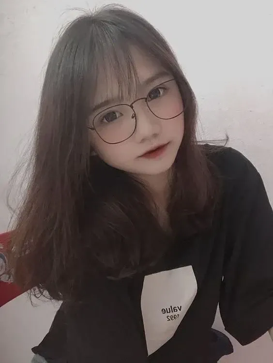 ảnh nữ cute đeo kính