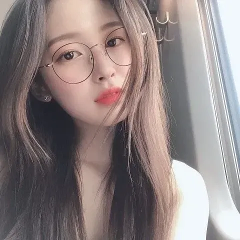 Gái xinh tóc dài đeo kính cute tạo nét đẹp dịu dàng và đáng yêu