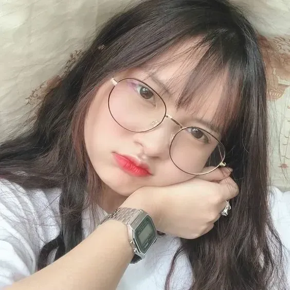 Gái xinh tóc dài đeo kính ngầu mang đến phong cách cá tính