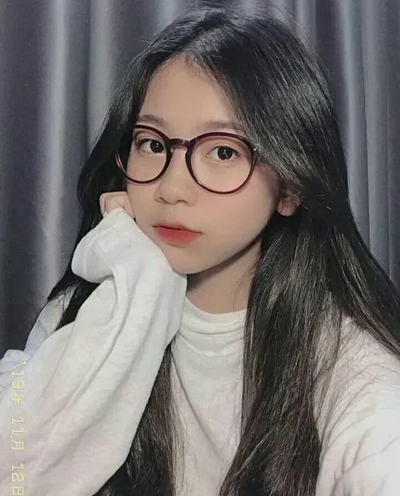 Gái xinh tóc dài đeo kính hot tỏa sáng với vẻ đẹp quyến rũ