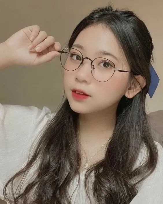 Gái xinh tóc dài đeo kính 2k10 thu hút với vẻ đẹp dễ thương