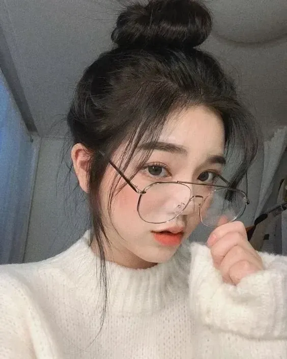 Gái xinh tóc dài đeo kính 2k10 mang đến vẻ đẹp dễ thương