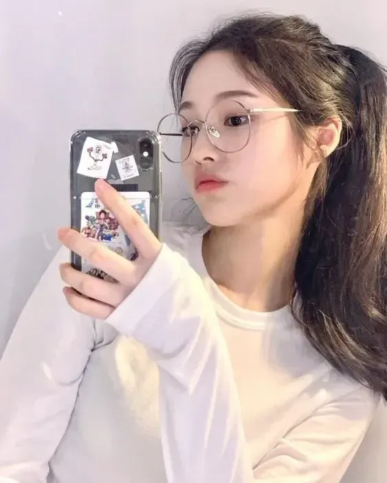 hình ảnh gái xinh đeo mắt kính che mặt