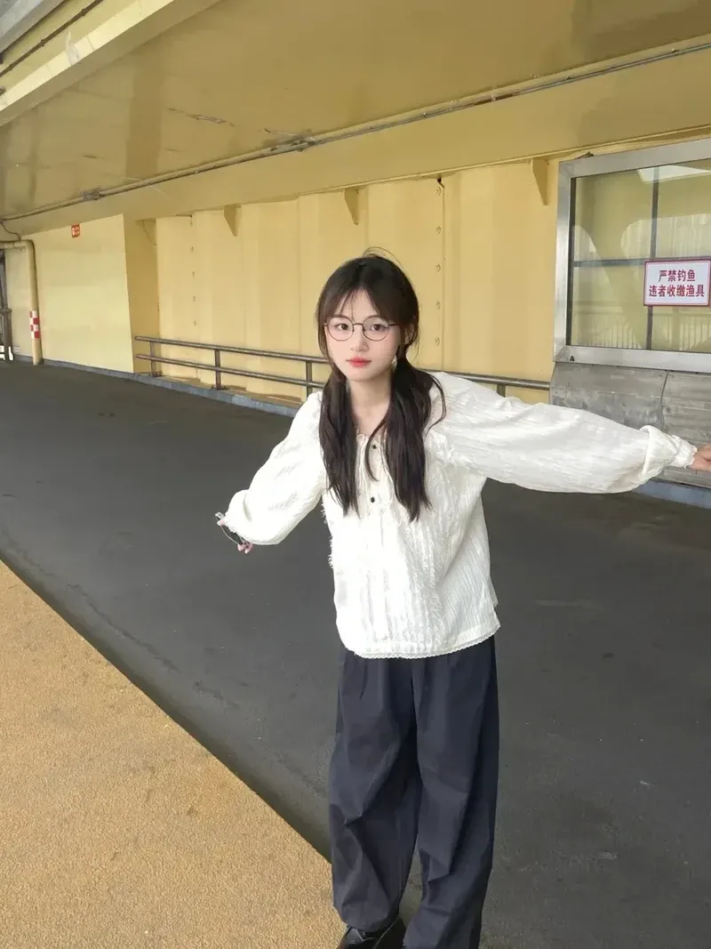 hình gái xinh đeo mắt kính tóc dài che mặt