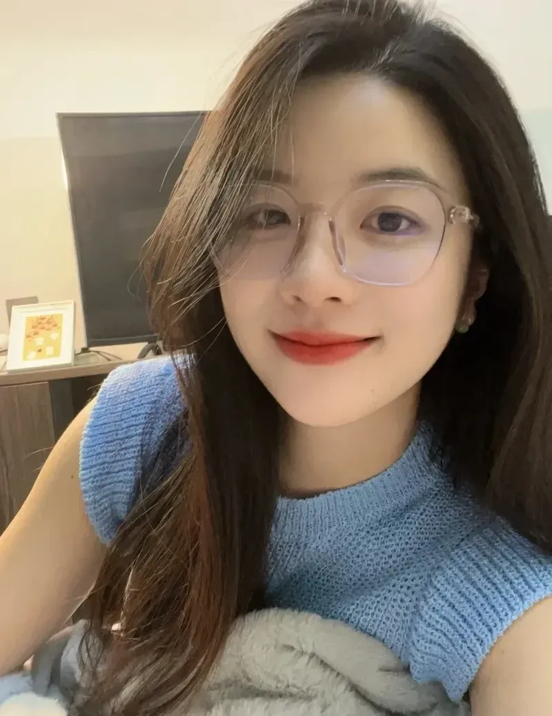 Gái xinh tóc dài đeo kính cute tạo sự ngọt ngào và dịu dàng